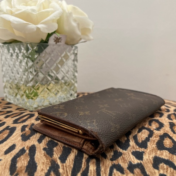 Louis Vuitton Kiss Wallet - Picture 3 of 6